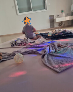 Enfant lors d'une activité sensorielle