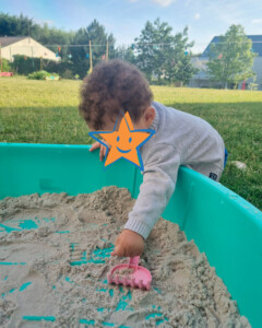 Enfant jouant avec du sable