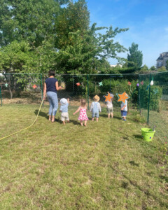 Enfants en activité arrosage de plantations à l'extérieur