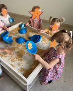 Enfants lors d'une activité sensorielle avec des pâtes