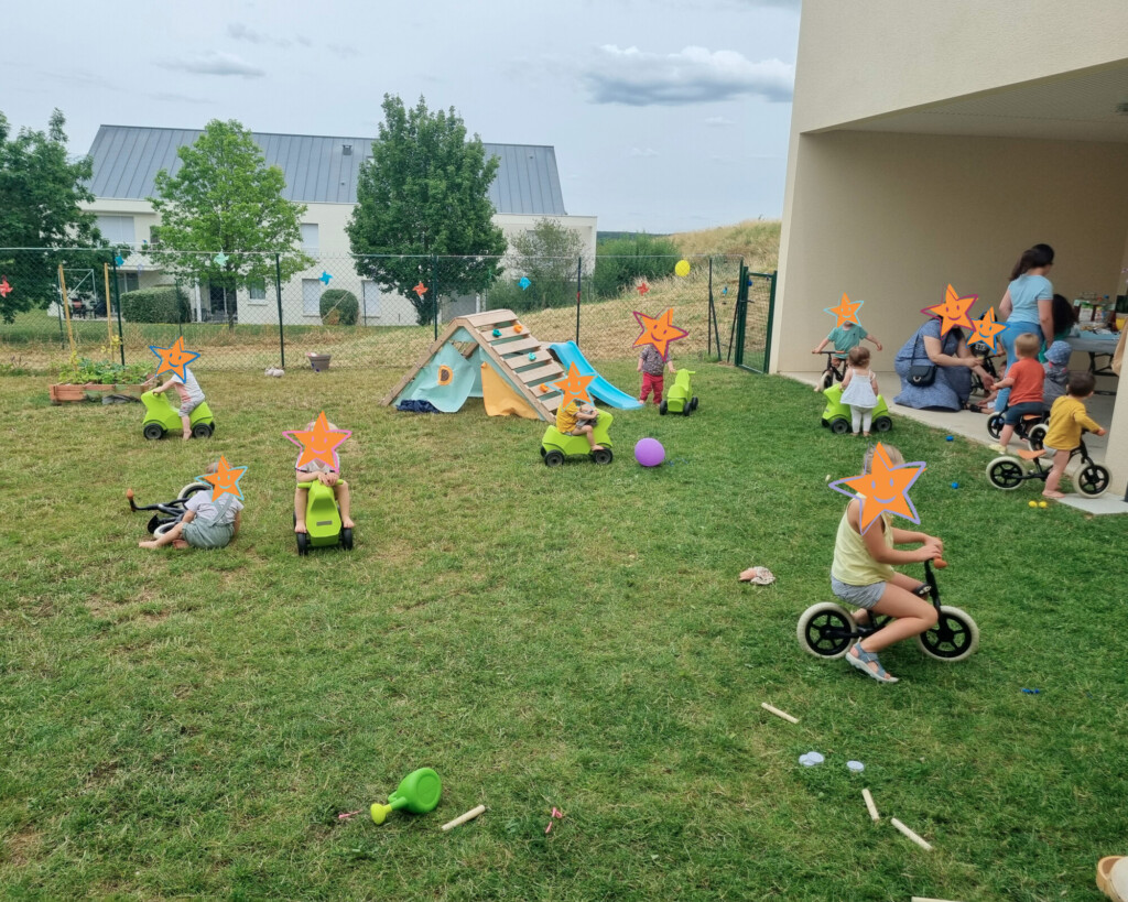 Enfants s'occupant dans le jardin de la crèche