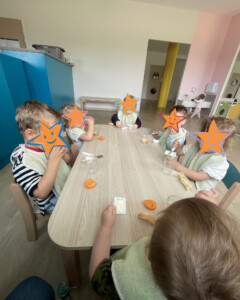 Enfants prenant leurs repas en autonomie