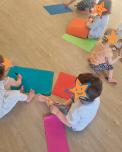 Enfants dessinant sur des feuilles de couleurs