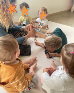 Enfants lors d'un moment de détente avec le massage d'une professionnelle