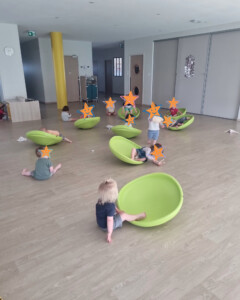 Enfant jouant dans la crèche