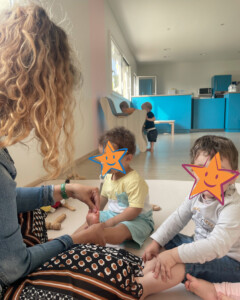 Enfants se faisant masser les pieds par une professionnelle