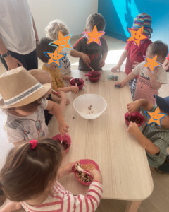 Enfants durant un atelier pâtisserie