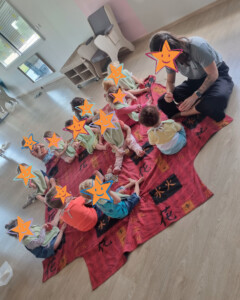 Enfants prenant le goûter à la crèche façon pique-nique