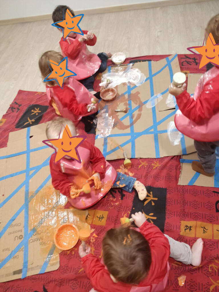 Atelier de peinture avec blouses et tampons