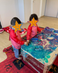Atelier de peinture avec 2 enfants présents sur la photographie