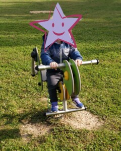 Enfant jouant à l'air de jeux