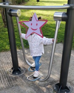 Enfant jouant à l'exterieur