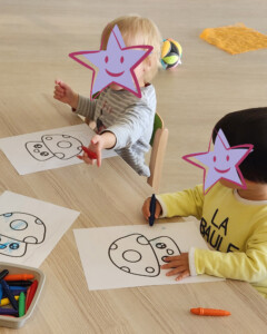 enfants faisant du coloriage