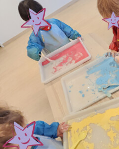 Enfants qui découvrent la peinture