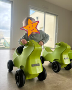 Enfant faisant de la voiture